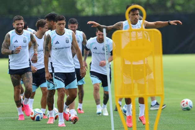 (L to R) Argentina s defender Nicolas Otamendi, defender Nahuel Molina, forward Lionel Messi and defender Lisandro Martinez take part in a training session during the 2026 FIFA World Cup, WM, Weltmeisterschaft, Fussball football tournament at Sporting KC Training Centre in Kansas City on June 13, 2026. ¨(Photo by Alejandro PAGNI PHOTOxPHOTO) KANSAS CITY UNITED STATES