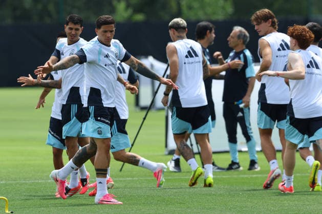 Argentina s midfielder Enzo Fernandez (L) and players take part in a training session during the 2026 FIFA World Cup, WM, Weltmeisterschaft, Fussball football tournament at Sporting KC Training Centre in Kansas City on June 13, 2026. ¨(Photo by Alejandro PAGNI PHOTOxPHOTO) KANSAS CITY UNITED STATES