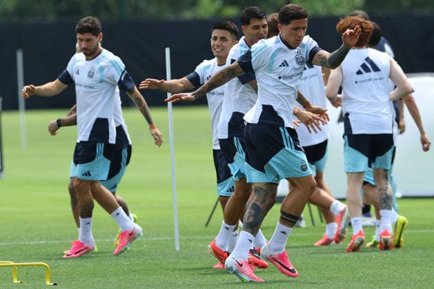 Argentina s midfielder Enzo Fernandez (C) and players take part in a training session during the 2026 FIFA World Cup, WM, Weltmeisterschaft, Fussball football tournament at Sporting KC Training Centre in Kansas City on June 13, 2026. ¨(Photo by Alejandro PAGNI PHOTOxPHOTO) KANSAS CITY UNITED STATES