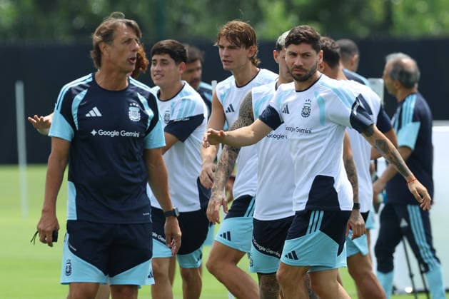 Argentina s defender Gonzalo Montiel (C) and players take part in a training session during the 2026 FIFA World Cup, WM, Weltmeisterschaft, Fussball football tournament at Sporting KC Training Centre in Kansas City on June 13, 2026. ¨(Photo by Alejandro PAGNI PHOTOxPHOTO) KANSAS CITY UNITED STATES
