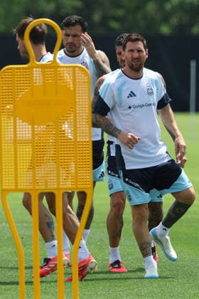 Argentina s forward Lionel Messi and players take part in a training session during the 2026 FIFA World Cup, WM, Weltmeisterschaft, Fussball football tournament at Sporting KC Training Centre in Kansas City on June 13, 2026. ¨(Photo by Alejandro PAGNI PHOTOxPHOTO) KANSAS CITY UNITED STATES