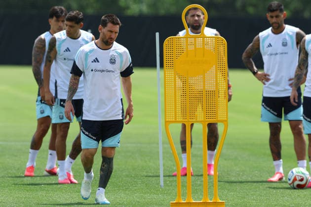 Argentina s forward Lionel Messi (C) and players take part in a training session during the 2026 FIFA World Cup, WM, Weltmeisterschaft, Fussball football tournament at Sporting KC Training Centre in Kansas City on June 13, 2026. ¨(Photo by Alejandro PAGNI PHOTOxPHOTO) KANSAS CITY UNITED STATES