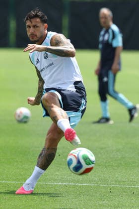 Argentina s midfielder Leandro Paredes takes part in a training session during the 2026 FIFA World Cup, WM, Weltmeisterschaft, Fussball football tournament at Sporting KC Training Centre in Kansas City on June 13, 2026. ¨(Photo by Alejandro PAGNI PHOTOxPHOTO) KANSAS CITY UNITED STATES
