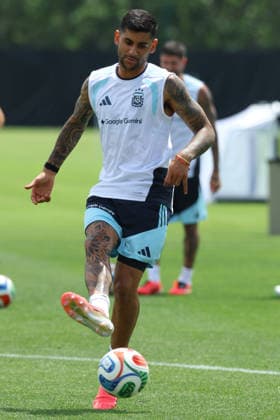 Argentina s defender Cristian Romero take parts in a training session during the 2026 FIFA World Cup, WM, Weltmeisterschaft, Fussball football tournament at Sporting KC Training Centre in Kansas City on June 13, 2026. ¨(Photo by Alejandro PAGNI PHOTOxPHOTO) KANSAS CITY UNITED STATES