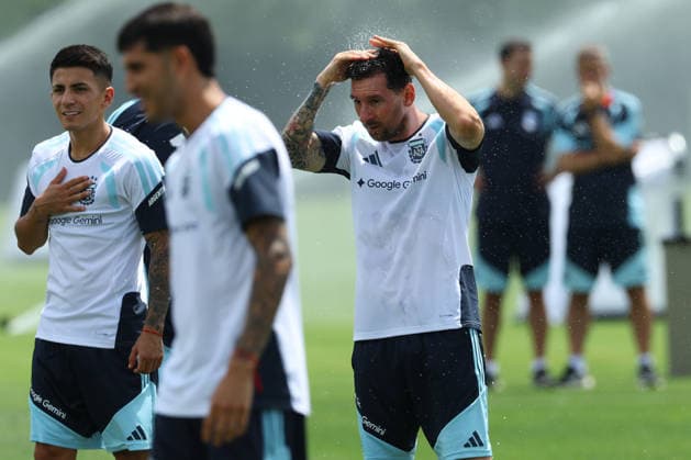 Argentina s forward Lionel Messi gestures because of the heat during a training session during the 2026 FIFA World Cup, WM, Weltmeisterschaft, Fussball football tournament at Sporting KC Training Centre in Kansas City on June 13, 2026. ¨(Photo by Alejandro PAGNI PHOTOxPHOTO) KANSAS CITY UNITED STATES