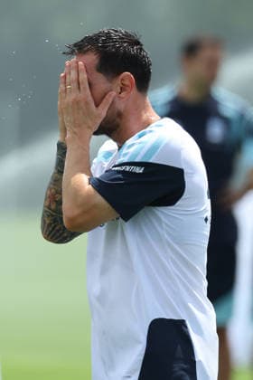 Argentina s forward Lionel Messi gestures because of the heat during a training session during the 2026 FIFA World Cup, WM, Weltmeisterschaft, Fussball football tournament at Sporting KC Training Centre in Kansas City on June 13, 2026. ¨(Photo by Alejandro PAGNI PHOTOxPHOTO) KANSAS CITY UNITED STATES