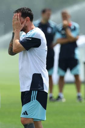 Argentina s forward Lionel Messi gestures because of the heat during a training session during the 2026 FIFA World Cup, WM, Weltmeisterschaft, Fussball football tournament at Sporting KC Training Centre in Kansas City on June 13, 2026. ¨(Photo by Alejandro PAGNI PHOTOxPHOTO) KANSAS CITY UNITED STATES