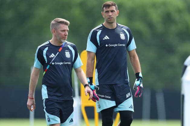 Argentina™s goalkeeper Emiliano Martinez (R) and his physiotherapist Pablo Capuchetti during a training session during the 2026 FIFA World Cup, WM, Weltmeisterschaft, Fussball football tournament at Sporting KC Training Centre in Kansas City on June 13, 2026. ¨(Photo by Alejandro PAGNI PHOTOxPHOTO) KANSAS CITY UNITED STATES
