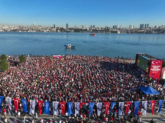 Turkish football fans gather to watch Australia v Turkiye World Cup match ISTANBUL, TURKIYE - JUNE 14: An aerial view of Turkish football fans gathering at Uskudar district of Istanbul, Turkiye on June 14, 2026, to watch the live broadcast of the Turkish National Football Team s opening match against Australia in Group D of the 2026 FIFA World Cup, WM, Weltmeisterschaft, Fussball Muhammed Enes Yildirim Anadolu Istanbul Turkey. Editorial use only. Please get in touch for any other usage.  Copyright: x2026xAnadoluxMuhammedxEnesxYildirimx