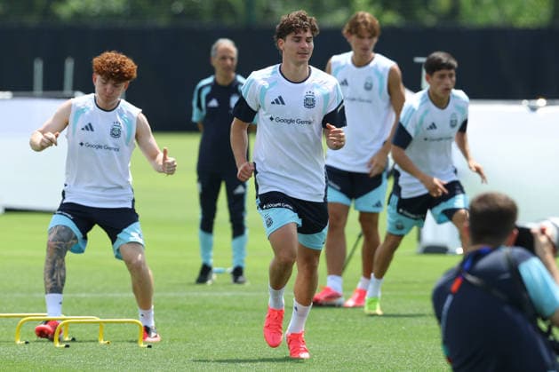 (L to R) Argentina™s defender Valentin Barco, forward Julian Alvarez and forward Nicolas Paz take part in a training session during the 2026 FIFA World Cup, WM, Weltmeisterschaft, Fussball football tournament at Sporting KC Training Centre in Kansas City on June 13, 2026. ¨(Photo by Alejandro PAGNI PHOTOxPHOTO) KANSAS CITY UNITED STATES