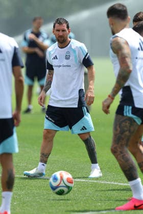 Argentina s forward Lionel Messi takes part in a training session during the 2026 FIFA World Cup, WM, Weltmeisterschaft, Fussball football tournament at Sporting KC Training Centre in Kansas City on June 13, 2026. ¨(Photo by Alejandro PAGNI PHOTOxPHOTO) KANSAS CITY UNITED STATES