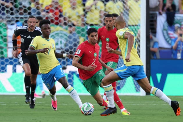 Vinicius Junior (L) of Brazil vies for the ball with Achraf Hakimi (C) of Morocco during a Group C match at the 2026 FIFA World Cup, WM, Weltmeisterschaft, Fussball between Brazil and Morocco at MetLife Stadium in New Jersey, USA, 13 June 2026. FIFA World Cup 2026 - Group C - Brazil vs Morocco !ACHTUNG: NUR REDAKTIONELLE NUTZUNG!  Copyright: xSebastiaoxMoreirax GR7079 0859060888st
