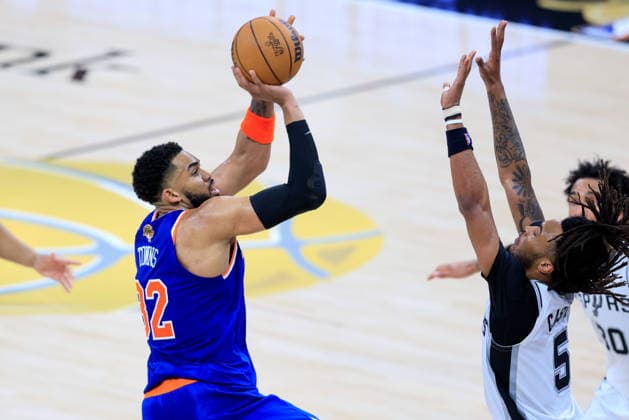 NBA, Basketball Herren, USA Finals Game 5 - New York Knicks at San Antonio Spurs epaselect New York Knicks center Karl-Anthony Towns (L) takes a shot over San Antonio Spurs guard Stephon Castle (R) during Game 5 of the NBA Finals between the San Antonio Spurs and the New York Knicks in San Antonio, Texas, USA, 13 June 2026. San Antonio United States  Copyright: xADAMxDAVISx