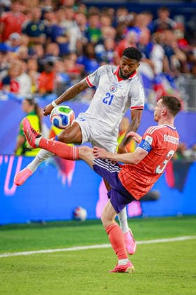 June 14, 2026, Foxborough, Massachusetts, USA: JOSUE CASIMIR of Haiti and ANDY ROBERTSON (CAPTAIN) of Sweden challeneg for the ball during the 2026 FIFA World Cup, WM, Weltmeisterschaft, Fussball Group C match at Boston Stadium in Massachusetts on June 12, 2026. Foxborough USA - ZUMAm283 20260614_zsp_m283_005 Copyright: xBillyxMyersx