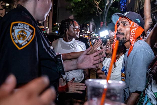 Fans watch Knicks vs Spurs NBA, Basketball Herren, USA finals game in New York City Knicks fans react to the police as they are moved along as they try to watch Game 5 of the NBA finals between the New York Knicks and the San Antonio Spurs at one of the many watch parties across the city, in New York, New York, USA, 13 June 2026. NEW YORK NEW YORK UNITED STATES  Copyright: xLAURAxBRETTx