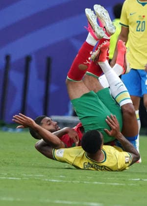 Fussball , Weltmeisterschaft 2026, FIFA WM 2026, Fussball World Cup , Canada USA, Mexico-2026, , Brasilien vs Marokko, Brasil vs Marocco., Gruppenphase, Gruppen C, 13.06.2026, Metlife Stadium New Jersey New York Ismail Saibari, Marokko, Gabriel Magalhaes, Marokko, Foto Chai von der Laage FIFA regulations prohibit any use of photographs as image sequences and or quasi-video. EDITORIAL USE ONLY,