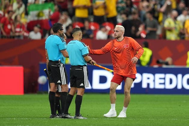 Australia v Turkiye - FIFA World Cup, WM, Weltmeisterschaft, Fussball 2026 - Group D VANCOUVER, CANADA - JUNE 13: Baris Alper Yilmaz of Turkiye talks with the referees after the 2026 FIFA World Cup First Stage Group D match between Australia and Turkiye at BC Place Stadium in Vancouver, Canada on June 13, 2026. Ercin Erturk Anadolu British Columbia Canada. Editorial use only. Please get in touch for any other usage.  Copyright: x2026xAnadoluxErcinxErturkx