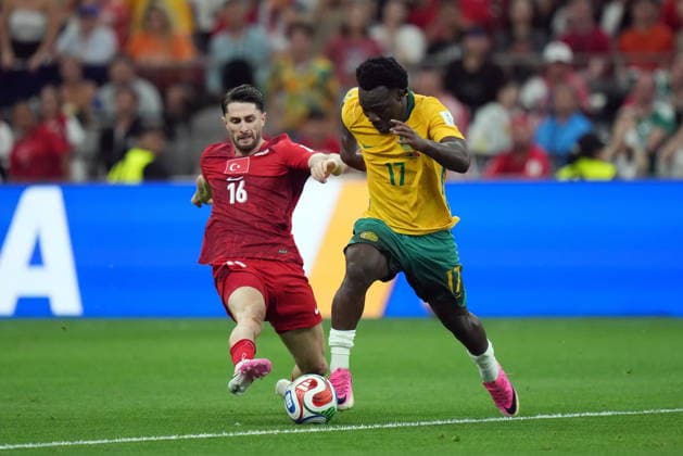 June 13, 2026, Vancouver, Bc, CANADA: Turkey s Ismail Yuksek (16) and Australia s Nestory Irankunda (17) vie for the ball during the first half of a World Cup Group D soccer match, in Vancouver, on Saturday, June 13, 2026. Canada News - June 13, 2026  - ZUMAc35_ 20260613_zaf_c35_225 Copyright: xDarrylxDyckx