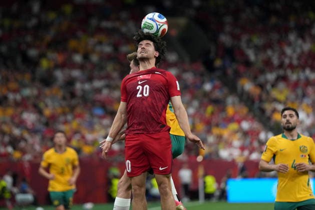 June 13, 2026, Vancouver, Bc, CANADA: Turkey s Ferdi Kadioglu (20) and Australia s Conor Metcalfe (8) vie for the header during first half group D World Cup soccer action, in Vancouver, Saturday, June 13, 2026. AUSTRALIA V. TURKEY  - ZUMAc35_ 20260613_zaf_c35_232 Copyright: xDarrylxDyckx