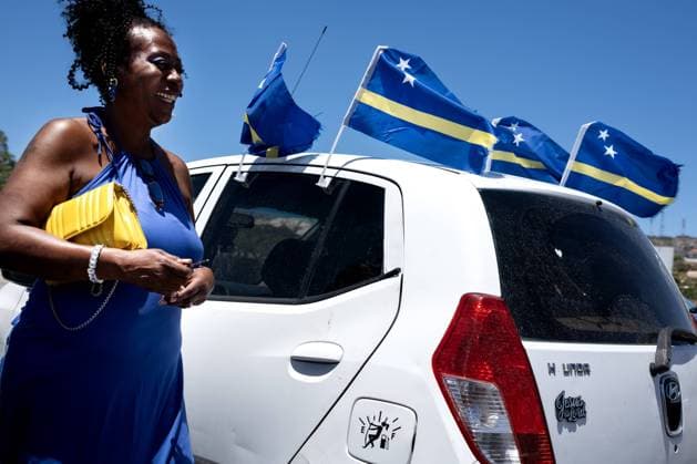 WILLEMSTAD - A lady has pasted the flags of Curacao on the car. For Curacao, the football World Cup begins with a match against Germany. RAMON VAN FLYMEN ANP netherlands out - belgium out  Copyright: xx x560918935x originalFilename: 560918935.jpg Willemstad WILLEMSTAD - A lady has pasted the flags of Curacao on the car. For Curacao, the football World Cup begins with a match xVIxIMAGO ANPxIVx imago images 0859046851 originalFilename: 0859046851st.jpg