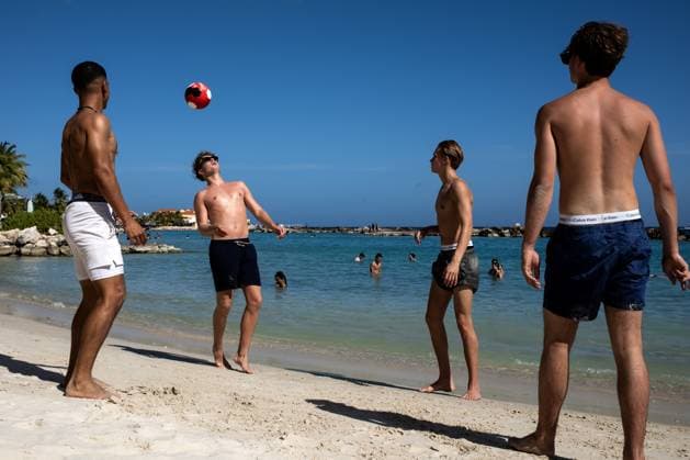 WILLEMSTAD - A group of boys are juggling on Mambo Beach. For Curacao, the football World Cup begins with a match against Germany. RAMON VAN FLYMEN ANP netherlands out - belgium out Willemstad xVIxxIVx 560949779 originalFilename: 0859065921st.jpg