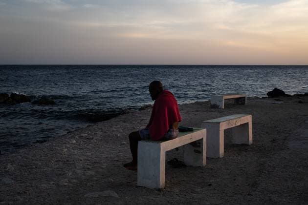 WILLEMSTAD - On the beach in Curacao in the evening. For Curacao, the football World Cup begins with a match against Germany. RAMON VAN FLYMEN ANP netherlands out - belgium out Willemstad xVIxxIVx 560949929 originalFilename: 0859066158st.jpg