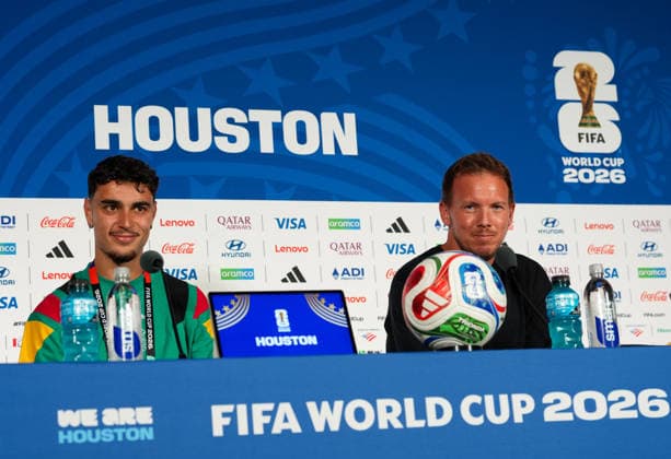 Aleksandar Pavlovic (Deutschland, 5) und Julian Nagelsmann (Deutschland, Cheftrainer) nehmen an der Abschlusspressekonferenz vor dem Gruppenspiel gegen Curacao teil. USA, Deutsche Fussballnationalmannschaft, Pressekonferenz, Houston, 13.06.2026 USA, Deutsche Fussballnationalmannschaft, Pressekonferenz, Houston, 13.06.2026 Houston