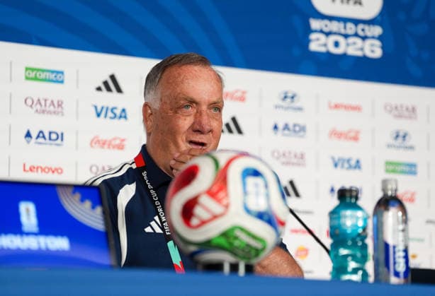 Dick Advocaat (Curacao, Cheftrainer) nimmt an der Abschlusspressekonferenz vor dem Gruppenspiel zwischen Deutschland und Curacao teil. USA, FIFA Weltmeisterschaft, Curacao Pressekonferenz, Houston, 13.06.2026 USA, FIFA Weltmeisterschaft, Curacao Pressekonferenz, Houston, 13.06.2026 Houston