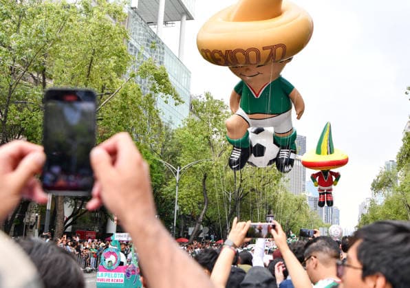 (260614) -- MEXICO CITY, June 14, 2026 -- People take part in a World Cup parade in Mexico City, capital of Mexico, June 13, 2026. ) (SP)MEXICO-MEXICO CITY FIFA World Cup, WM, Weltmeisterschaft, Fussball PARADE DingxHongfa 
