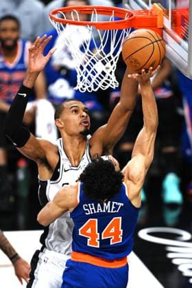 (260614) -- SAN ANTONIO, June 14, 2026 -- Victor Wembanyama (top) of San Antonio Spurs vies with Landry Shamet of New York Knicks during the final game 5 between New York Knicks and San Antonio Spurs at the 2025-2026 NBA, Basketball Herren, USA basketball game in San Antonio, the United States, June 13, 2026. ) (SP)U.S.-SAN ANTONIO-BASKETBALL-NBA-FINALS-KNICKS VS SPURS WuxXiaoling 