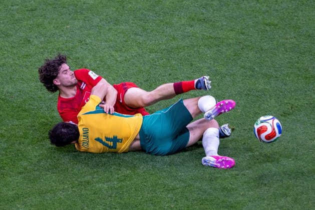 June 13, 2026, Vancouver, Bc, CANADA: Australia s Jacob Italiano (4) and Turkey s Ferdi Kadioglu (20) battle for possession during the first half of a World Cup Group D soccer match, in Vancouver, on Saturday, June 13, 2026. Canada News - June 13, 2026  - ZUMAc35_ 20260613_zaf_c35_250 Copyright: xTimothyxMatweyx