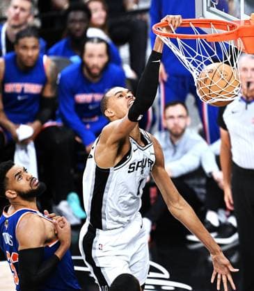 (260614) -- SAN ANTONIO, June 14, 2026 -- Victor Wembanyama (top) of San Antonio Spurs dunks during the final game 5 between New York Knicks and San Antonio Spurs at the 2025-2026 NBA, Basketball Herren, USA basketball game in San Antonio, the United States, June 13, 2026. ) (SP)U.S.-SAN ANTONIO-BASKETBALL-NBA-FINALS-KNICKS VS SPURS WuxXiaoling 