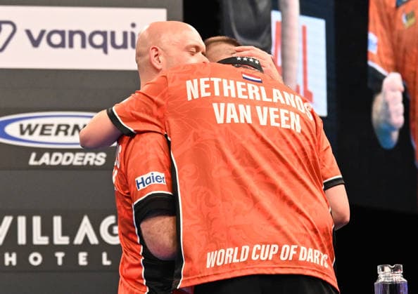 13.06.2026, xhbx, Dart World Cup of Darts 2026, v.l. Michael van Gerwen (Niederlande), Gian van Veen (Niederlande) jubeln jubelt nach Spielende. (DFL DFB REGULATIONS PROHIBIT ANY USE OF PHOTOGRAPHS as IMAGE SEQUENCES and or QUASI-VIDEO) Frankfurt