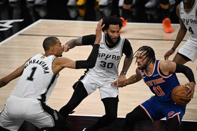 (260614) -- SAN ANTONIO, June 14, 2026 -- Victor Wembanyama (L) and Julian Champagnie(C) of San Antonio Spurs defend Jalen Brunson of New York Knicks during the final game 5 between New York Knicks and San Antonio Spurs at the 2025-2026 NBA, Basketball Herren, USA basketball game in San Antonio, the United States, June 13, 2026. ) (SP)U.S.-SAN ANTONIO-BASKETBALL-NBA-FINALS-KNICKS VS SPURS WuxXiaoling 