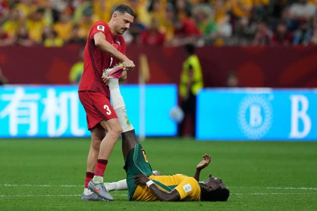 June 13, 2026, Vancouver, Bc, CANADA: Turkey s Merih Demiral (3) helps Australia s Mohamed Toure (9) stretch during a break in play in second half group D World Cup soccer action, in Vancouver, Saturday, June 13, 2026. AUSTRALIA V. TURKEY  - ZUMAc35_ 20260613_zaf_c35_259 Copyright: xDarrylxDyckx