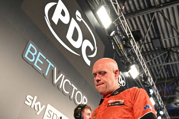 11.06.2026, xhbx, Dart World Cup of Darts 2026, v.l. Michael van Gerwen (Niederlande) enttäuscht, enttäuscht schauend, dissapointed, PDC Logo (DFL DFB REGULATIONS PROHIBIT ANY USE OF PHOTOGRAPHS as IMAGE SEQUENCES and or QUASI-VIDEO) Frankfurt
