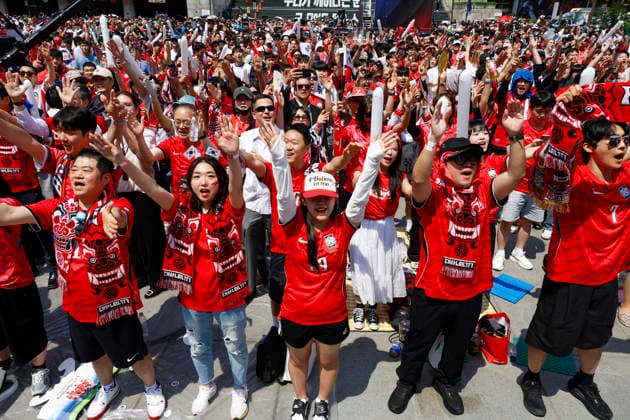 South Korea s soccer fans gather at Gwanghwamun Square for 2026 FIFA World Cup, WM, Weltmeisterschaft, Fussball public viewing South Korean soccer fans c South Korea s soccer fans gather at Gwanghwamun Square for 2026 FIFA World Cup public viewing South Korean soccer fans cheer during an outdoor public viewing party for the live screening of the 2026 FIFA World Cup Group A match between South Korea and Czechia at Gwanghwamun Square in Seoul, South Korea, on June 12, 2026. Seoul South Korea  Copyright: xMatrixxImagesx xJungxUi-Chelx imago images 0858965548