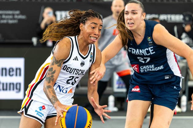 BASKETBALL - FIBA 3x3 World Tour VIENNA,AUSTRIA,14.JUN.26 - BASKETBALL - FIBA 3x3 World Tour. Image shows Ama Degbeon (GER) and Rosanne Madeleine Marie-Joseph Le Seyec (FRA).  GEPAxpictures xPhilippxBrem