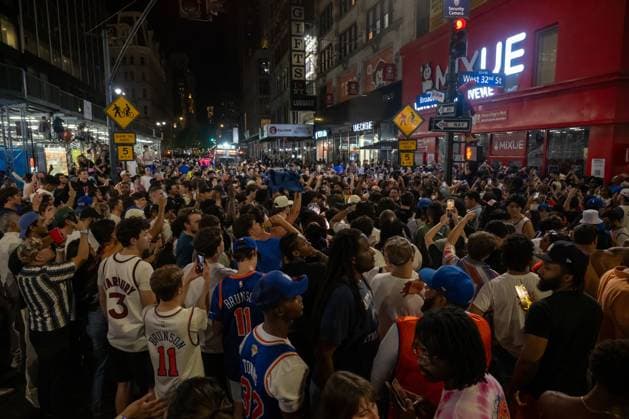 RECORD DATE NOT STATED New York Knicks Fans Celebrate Knicks Championship (NEW) New York Knicks Fans Celebrate Knicks Championship. June 14, 2026, New York, New York, USA: Knicks fans celebrate after the New York Knicks defeated the San Antonio Spurs in Game 5 of the NBA, Basketball Herren, USA Finals to win the series on June 14, 2026 in New York City. The Knicks won the NBA Championship for the first time since 1973, for the third time in franchise history. (Credit: M10s TheNews2)(Foto: M10S Thenews2 imago images) SPO  Copyright: xM10sx