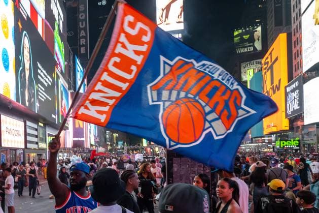 RECORD DATE NOT STATED New York Knicks Fans Celebrate Knicks Championship (NEW) New York Knicks Fans Celebrate Knicks Championship. June 14, 2026, New York, New York, USA: A Knicks fan waves a Knicks flag during celebration after the New York Knicks defeated the San Antonio Spurs in Game 5 of the NBA, Basketball Herren, USA Finals to win the series on June 14, 2026 in New York City. The Knicks won the NBA Championship for the first time since 1973, for the third time in franchise history. (Credit: M10s TheNews2)(Foto: M10S Thenews2 imago images) SPO  Copyright: xM10sx