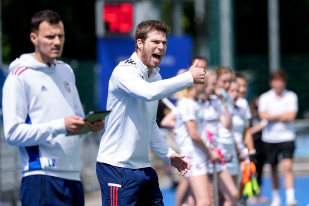 Tobias Herre (Trainer, FHC), gibt Anweisungen, gestikuliert, mit den Armen gestikulieren, Einzelbild, Einzelfoto, Aktion, Action, 14.06.2026, Mannheim (Deutschland), Hockey, 2. Bundesliga Gruppe Süd, Damen, Feudenheimer HC - TSV Mannheim