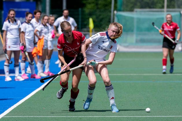 v.li.: Marie Sattler (TSVMH, 20), Hannah Schiller (FHC, 16), Zweikampf, Spielszene, Duell, duel, tackle, tackling, Dynamik, Action, Aktion, 14.06.2026, Mannheim (Deutschland), Hockey, 2. Bundesliga Gruppe Süd, Damen, Feudenheimer HC - TSV Mannheim