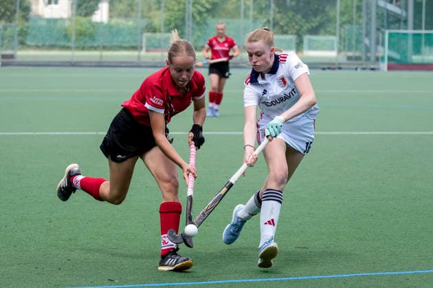 v.li.: Marie Sattler (TSVMH, 20), Hannah Schiller (FHC, 16), Zweikampf, Spielszene, Duell, duel, tackle, tackling, Dynamik, Action, Aktion, 14.06.2026, Mannheim (Deutschland), Hockey, 2. Bundesliga Gruppe Süd, Damen, Feudenheimer HC - TSV Mannheim