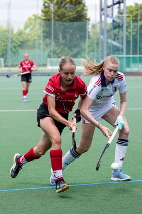v.li.: Marie Sattler (TSVMH, 20), Hannah Schiller (FHC, 16), Zweikampf, Spielszene, Duell, duel, tackle, tackling, Dynamik, Action, Aktion, 14.06.2026, Mannheim (Deutschland), Hockey, 2. Bundesliga Gruppe Süd, Damen, Feudenheimer HC - TSV Mannheim