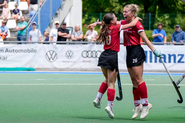 v.li.: Luise Kirschner (TSVMH, 10), Torschützin Lotte Nafzger (TSVMH, 26), Spielerinnen vom TSV Mannheim Hockey, jubeln über das Tor zum 0:1, Jubel, Torjubel, Torerfolg, celebrate the goal, goal, celebration, jubelt ueber das Tor, Freuen, Freude, freut sich, optimistisch, positiv, Spielszene, Highlight, Action, Aktion, 14.06.2026, Mannheim (Deutschland), Hockey, 2. Bundesliga Gruppe Süd, Damen, Feudenheimer HC - TSV Mannheim