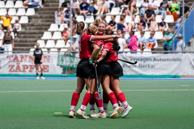 Spielerinnen vom TSV Mannheim Hockey, jubeln über das Tor zum 0:1, Jubel, Torjubel, Torerfolg, celebrate the goal, goal, celebration, jubelt ueber das Tor, Freuen, Freude, freut sich, optimistisch, positiv, Spielszene, Highlight, Action, Aktion, 14.06.2026, Mannheim (Deutschland), Hockey, 2. Bundesliga Gruppe Süd, Damen, Feudenheimer HC - TSV Mannheim