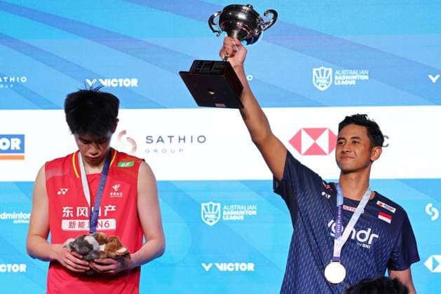 (260614) -- SYDNEY, June 14, 2026 -- Alwi Farhan (R) of Indonesia and Dong Tianyao of China pose during the awarding ceremony after the men s singles final between Dong Tianyao of China and Alwi Farhan of Indonesia at the Australian Badminton Open 2026 in Sydney, Australia, June 14, 2026. ) (SP)AUSTRALIA-SYDNEY-BADMINTON-AUSTRALIAN OPEN-MEN S SINGLES-FINAL GongxBing 