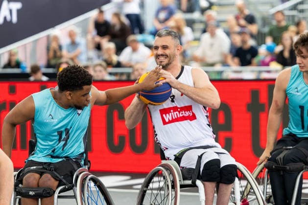 BASKETBALL - FIBA 3x3 World Tour VIENNA,AUSTRIA,14.JUN.26 - BASKETBALL - FIBA 3x3 World Tour. Image shows a participant and Mehmet Hayirli (AUT).  GEPAxpictures xPhilippxBrem