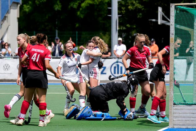 v.li.: Jule Reimold (FHC, 19), Emma Himmler (FHC, 31), Torschützin Giulia Schubert (FHC, 43), Spielerinnen vom Feudenheimer HC, jubeln über das Tor zum 1:1, Jubel, Torjubel, Torerfolg, celebrate the goal, goal, celebration, jubelt ueber das Tor, Freuen, Freude, freut sich, optimistisch, positiv, Spielszene, Highlight, Action, Aktion, 14.06.2026, Mannheim (Deutschland), Hockey, 2. Bundesliga Gruppe Süd, Damen, Feudenheimer HC - TSV Mannheim