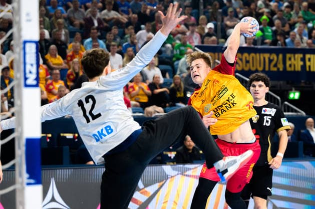 Koeln, Deutschland: Handball EHF Youth Club Trophy - Finale - Fuechse Berlin - GOG v.li. Matteo Agostinelli (Berlin), Nicolas Sorensen Hedberg (GOG) Koeln Lanxess Arena Nordrhein-Westfalen Deutschland